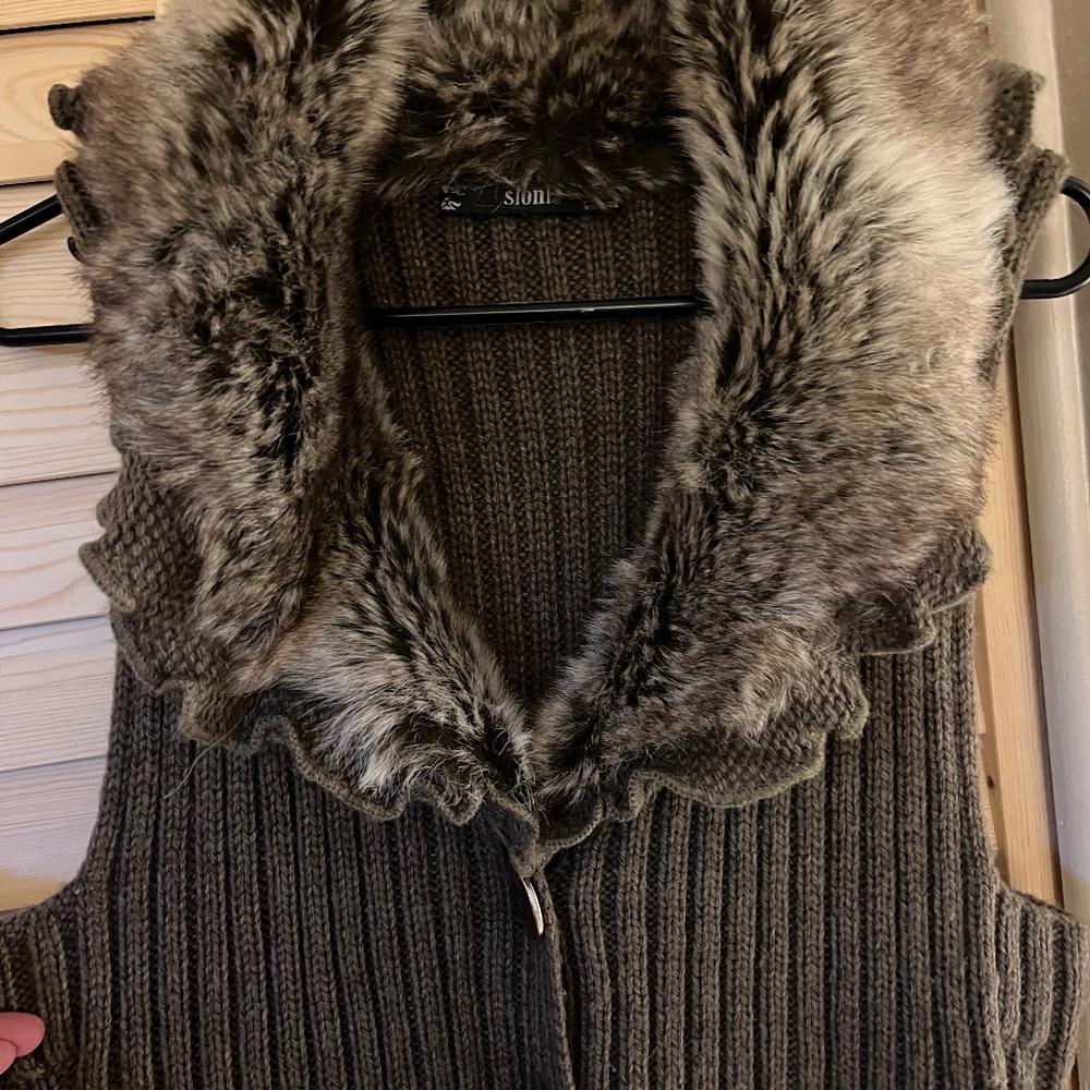 Long Rib Knit Sweater vest with faux fur collar